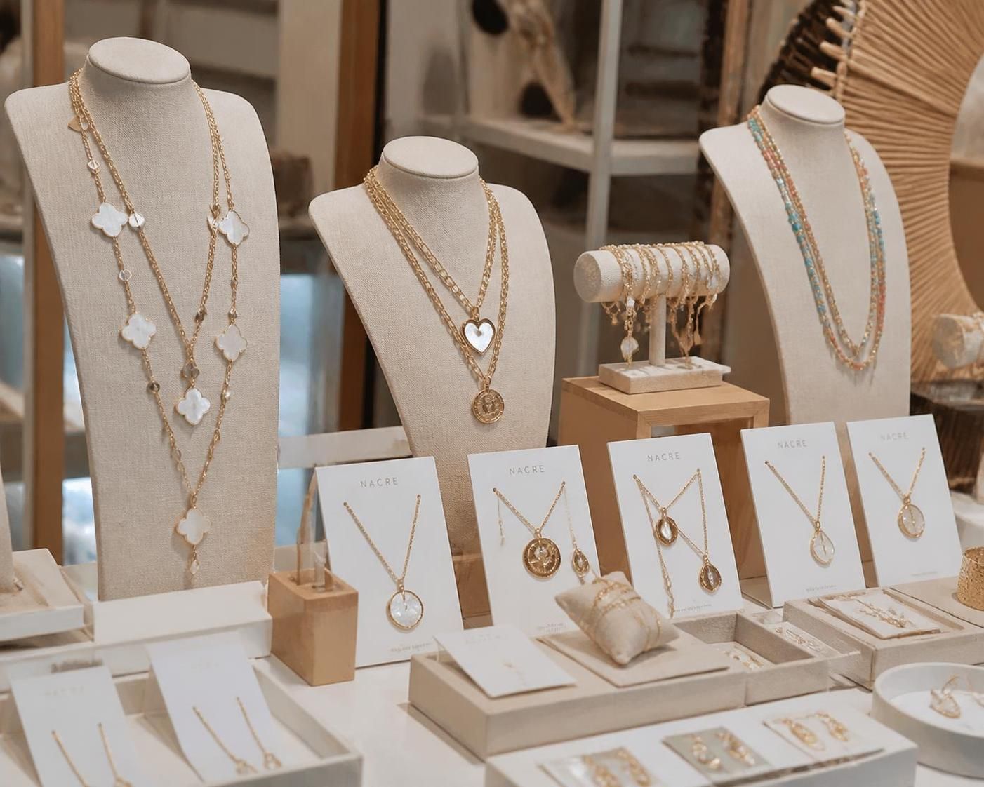 découvrez notre sélection de colliers fantaisie en gros : parures élégantes, sautoirs tendance et pendentifs en nacre uniques, incontournables dans nos boutiques.